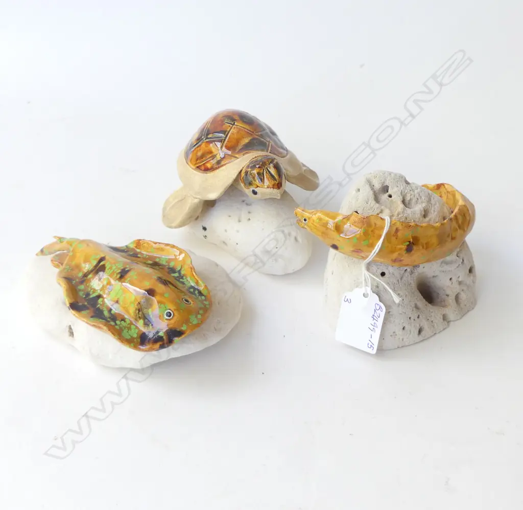 3 MOUNTED CERAMIC MARINE SCULPTURES, TURTLE, SEA SNAKE & STING RAY, HANDCRAFTED HAWAII, L150 x 80mm Image 1++