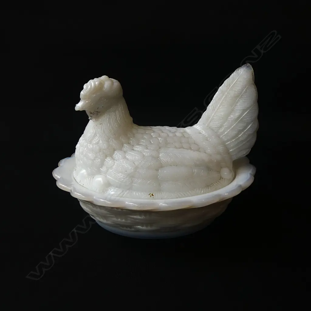 VICTORIAN MILK GLASS LIDDED HEN DISH L.140MM Image 1++