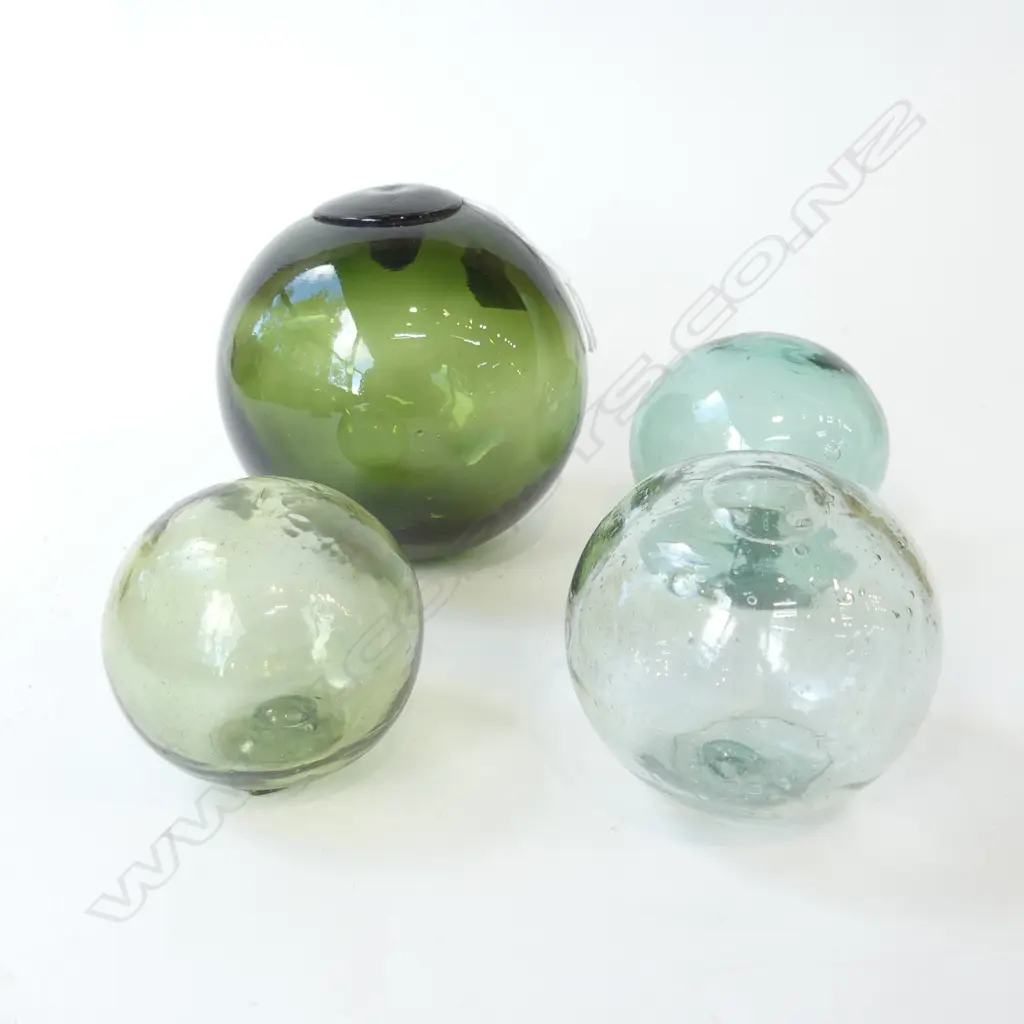 FOUR VINTAGE JAPANESE GLASS FISHING FLOATS IN GREEN/AQUA D.130MM-70MM   Image 1++