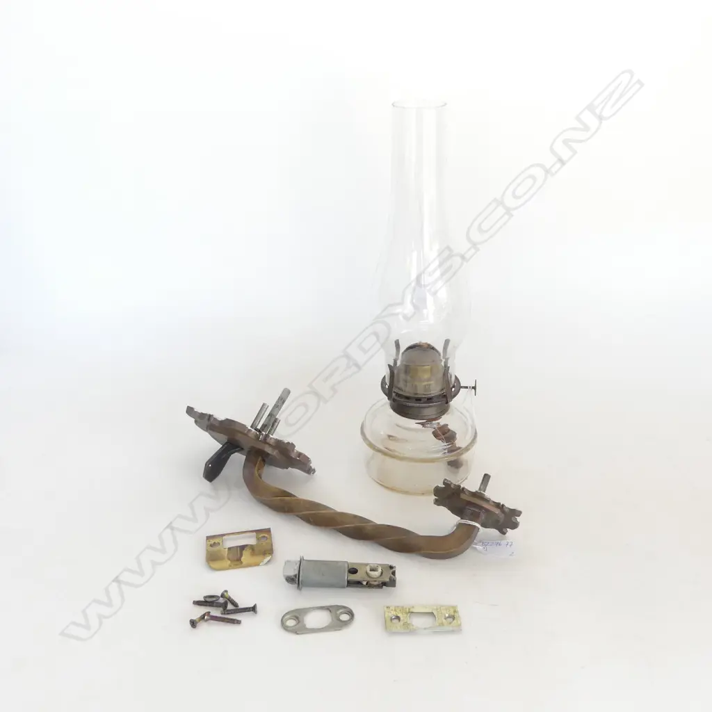 OLD GLASS KEROSINE LAMP WITH FLUE & TWISTED BRASS ORIG OLD BRONZE DOOR HANDLE WITH FITTINGS L. 300mm  Image 1++