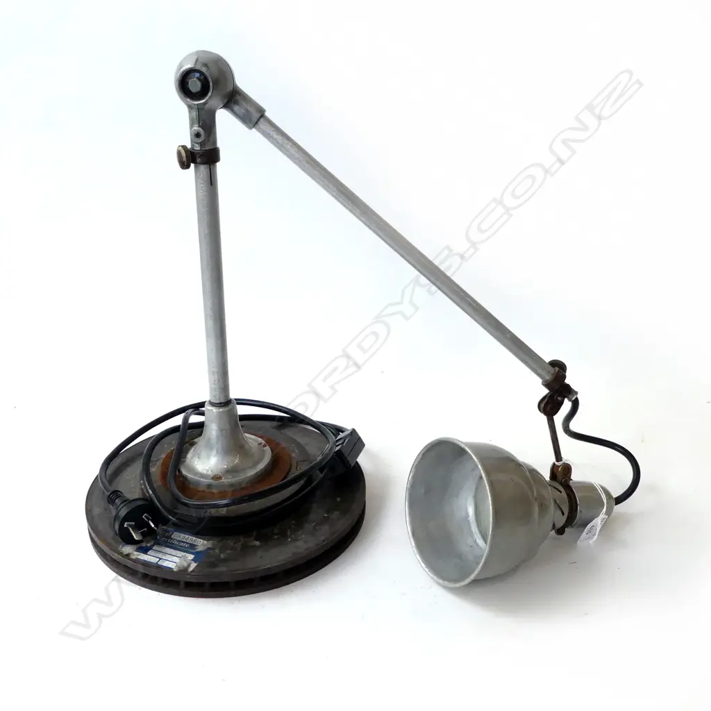 VINTAGE INDUSTRIAL ROTATORY TABLE LAMP MOUNTED ON AN IRON BASE, H.9000mm Image 1++