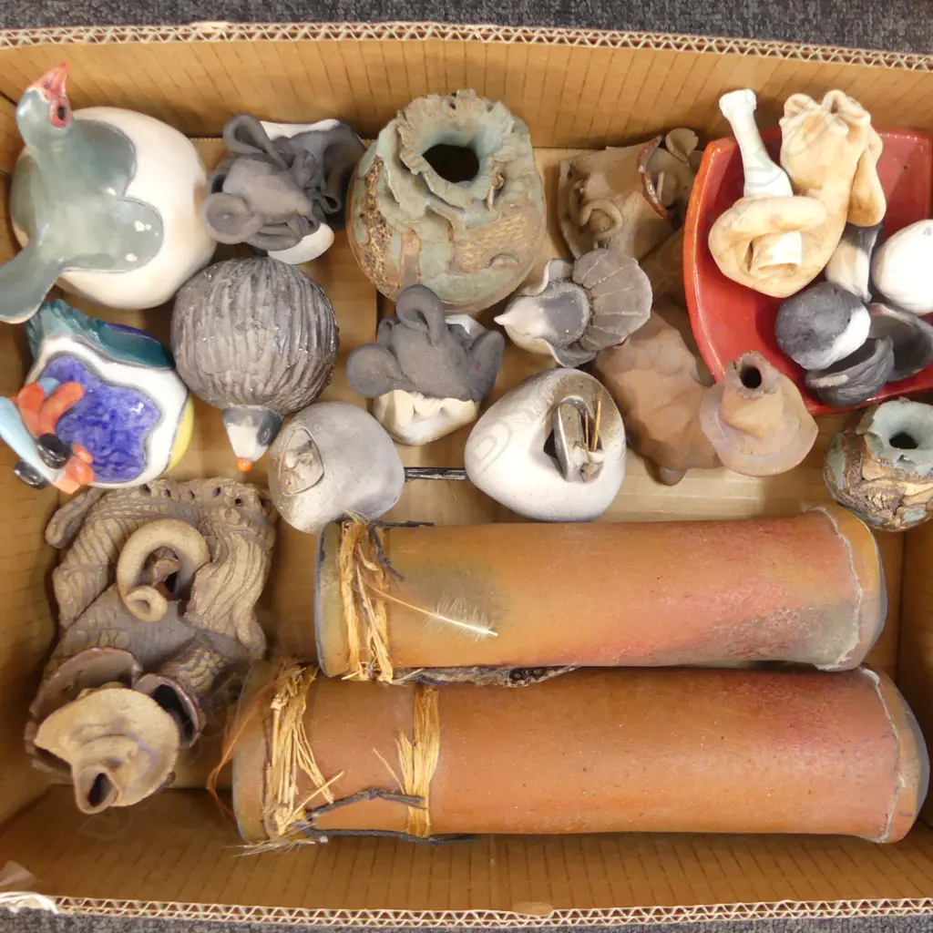 TRAY OF SMALL STUDIO POTTERY PCS Image 1++