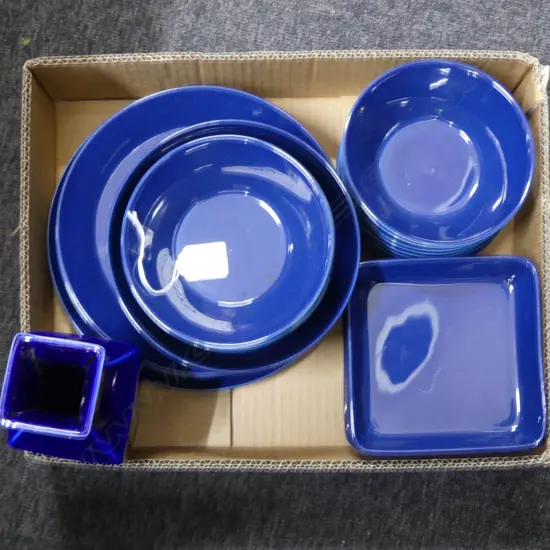 DARK BLUE DINNER SERVICE & VASE
