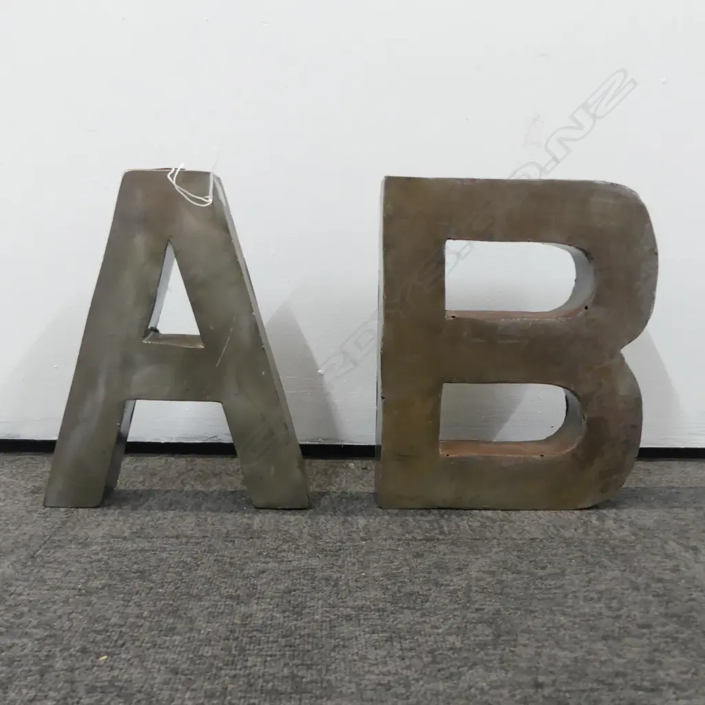 2 METAL SIGN LETTERS A & B H.300mm Image 1++