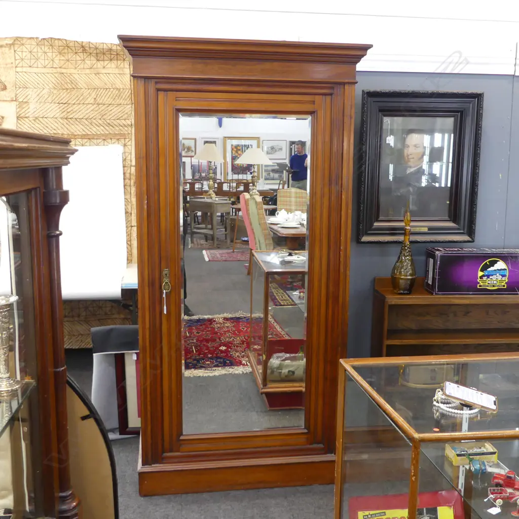 LG EDWARDIAN WARDROBE 1105x580x2105mm Image 1++
