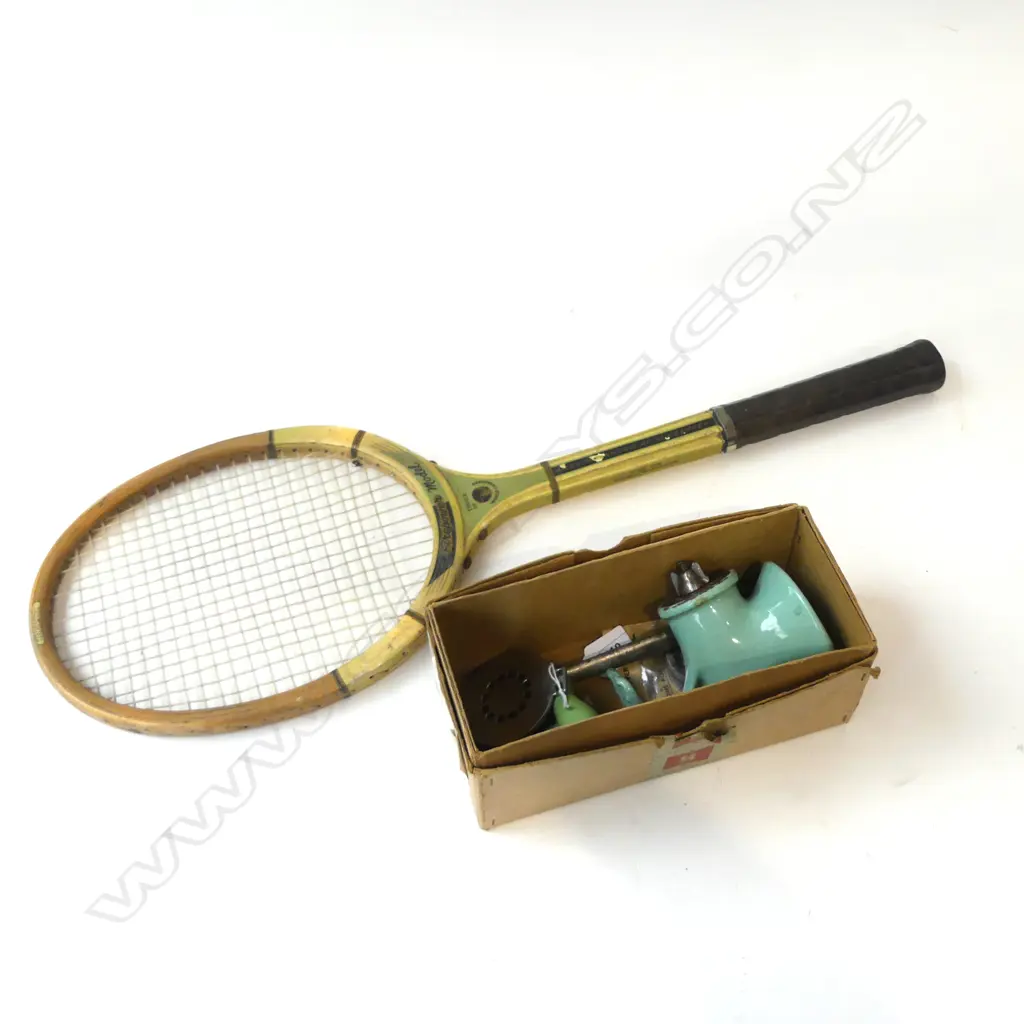 3 PCES; TENNIS RACKET, MINCER (BOXED), TARANAKI AA BADGE 70mm dia Image 1++