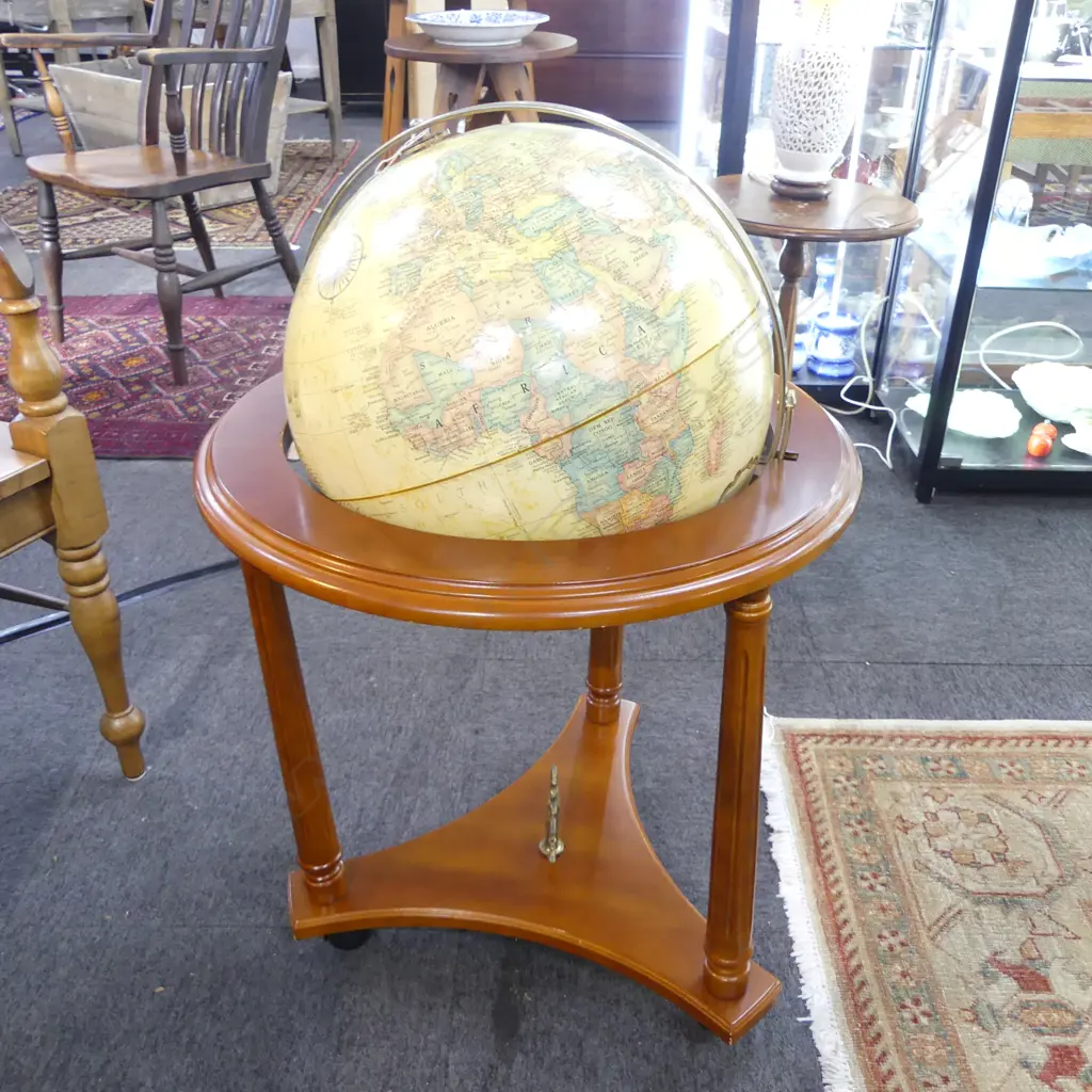 LG GLOBE ON STAND H.850mm Image 1++