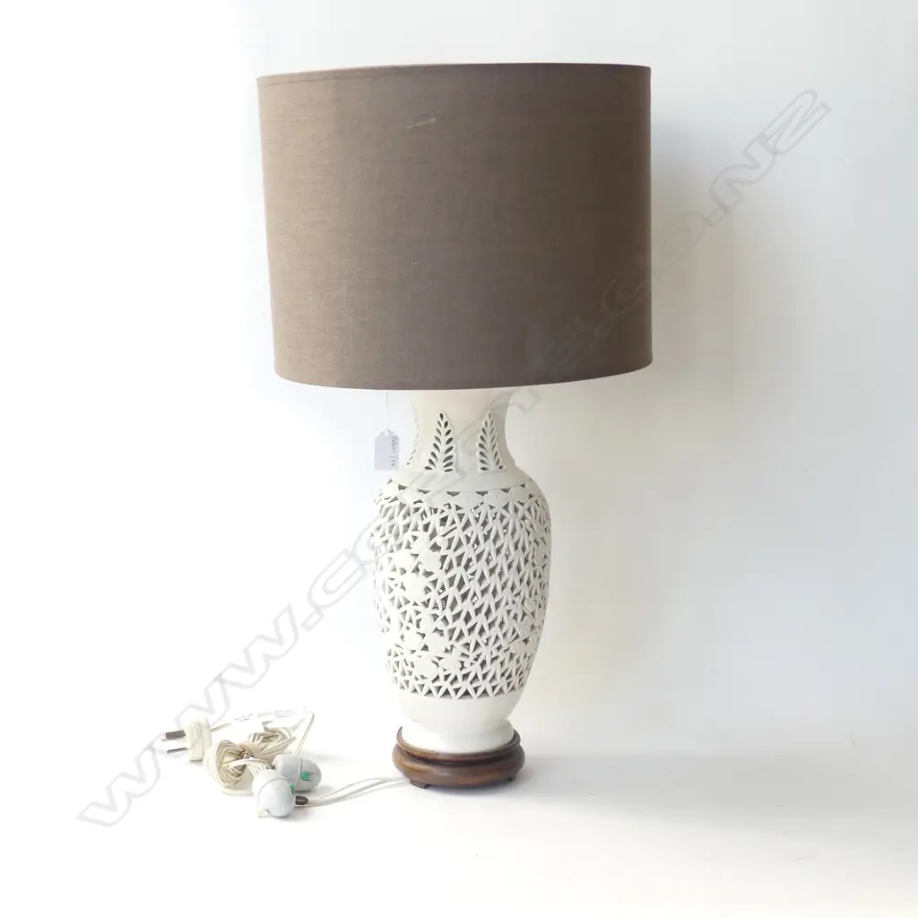 ORIENTAL WHITE CERAMIC TABLE LAMP H.570mm Image 1++