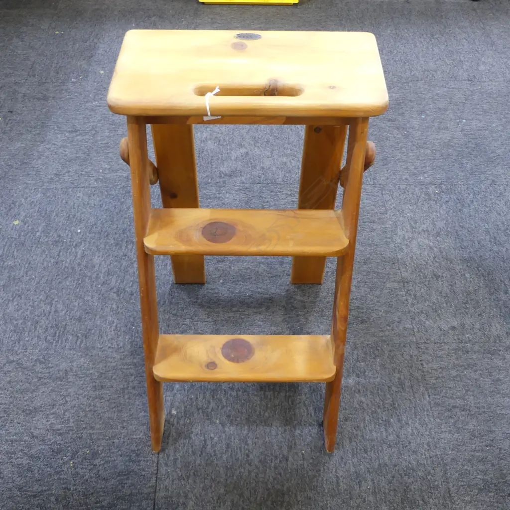 SMALL PINE NZ MADE STEP STOOL [DUNSMUIR] Image 1++