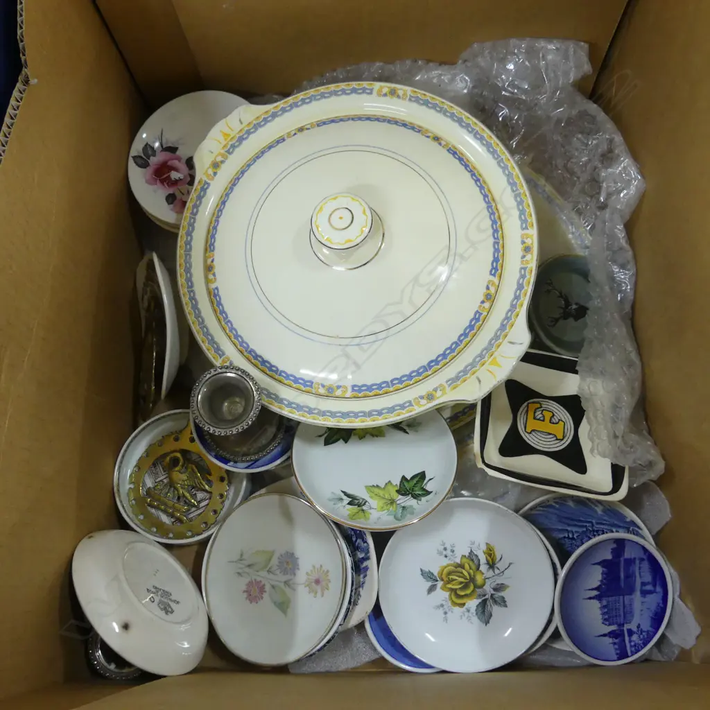 BOX LOT PART DINNER SERVICE SMALL DISHES HORSE BRASSES ETC Image 1++