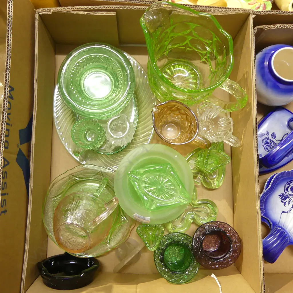COLLECTION OF VINTAGE GREEN DEPRESSION GLASS Image 1++