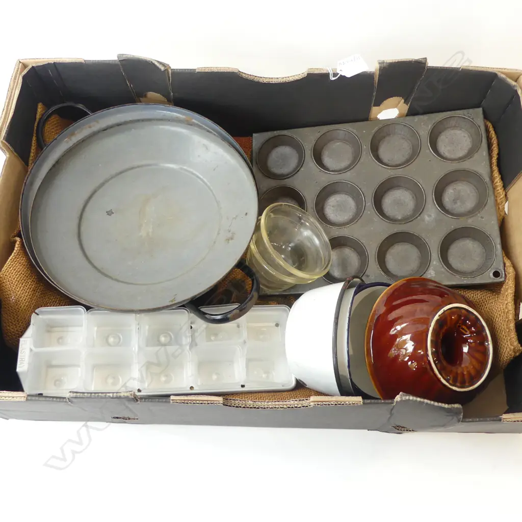 BOX OF KITCHENALIA – ENAMEL LIDDED POT, ENAMEL BOWLS. JELLY MOULD, MUFFIN TRAY ETC Image 1++