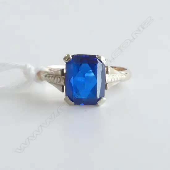 9ct & BLUE STONE RING, 2.3gm, size N