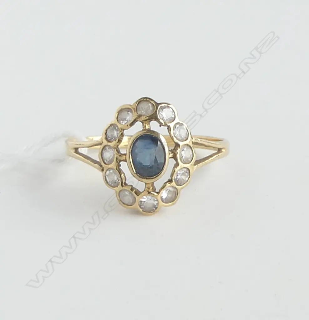 18ct GOLD BLUE STONE & CZ CLUSTER RING 1.8gms  SIZE M Image 1++