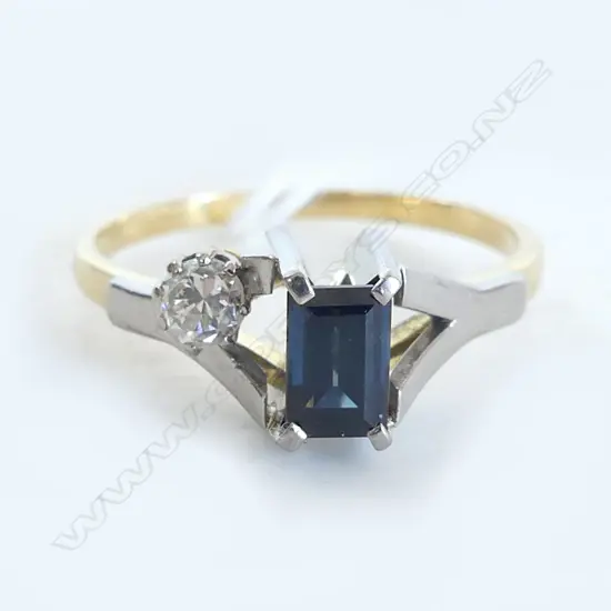 18ct gold MODERN DESIGN SAPPHIRE & DIAMOND RING valuation $2195 4.08gms. Size W