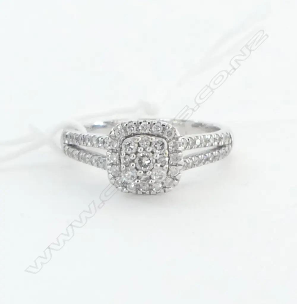 9CT WHITE GOLD AND DIAMOND CLUSTER RING  SIZE P Image 1++