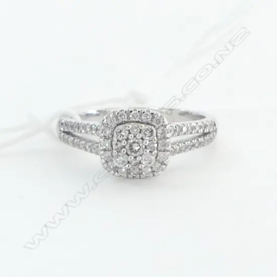 9CT WHITE GOLD AND DIAMOND CLUSTER RING  SIZE P