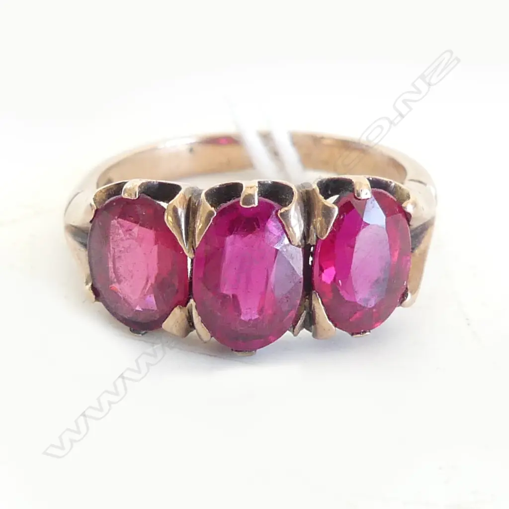 15CT ROSE GOLD 3 RED STONE RING 3.83gms SIZE L Image 1++