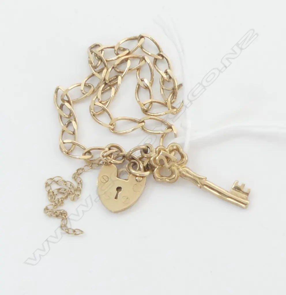 9CT GOLD CHAIN BRACELET WITH KEY CHARM 4gm Image 1++
