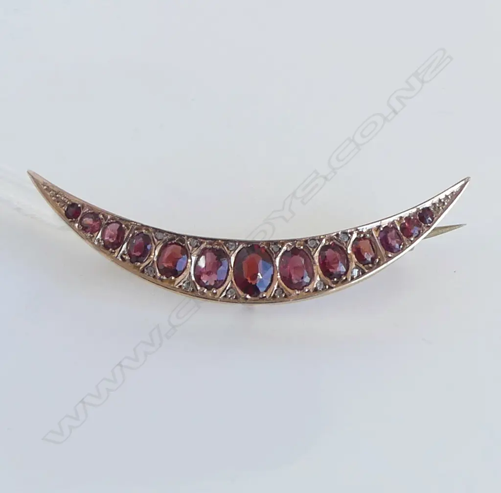 9CT GARNET CRESCENT BROOCH 3.6gms Image 1++