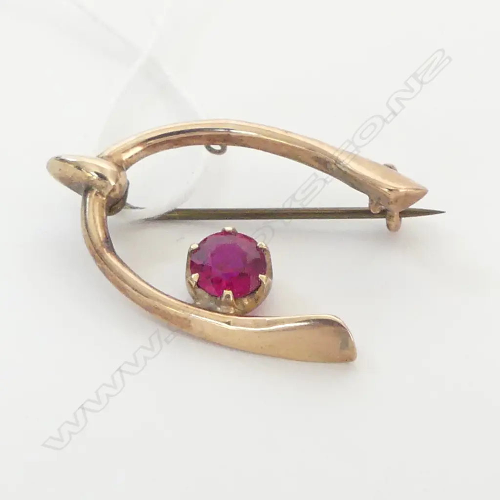 9ct ROSE GOLD WISH BONE BROOCH WITH SYN RED STONE 2.3 GMS Image 1++