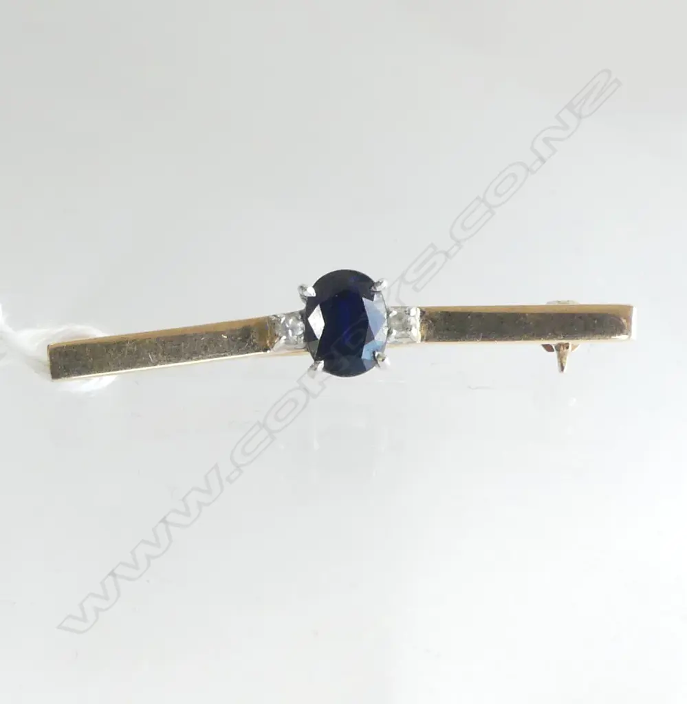 14CT SAPPHIRE AND DIAMOND BAR BROOCH W.35mm 2.5gms Image 1++