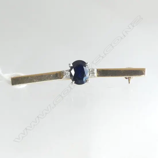 14CT SAPPHIRE AND DIAMOND BAR BROOCH W.35mm 2.5gms