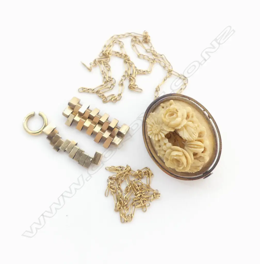 18ct GOLD PCES 4.3gms + 15CT+ gold  framed CARVED IVORY brooch Image 1++