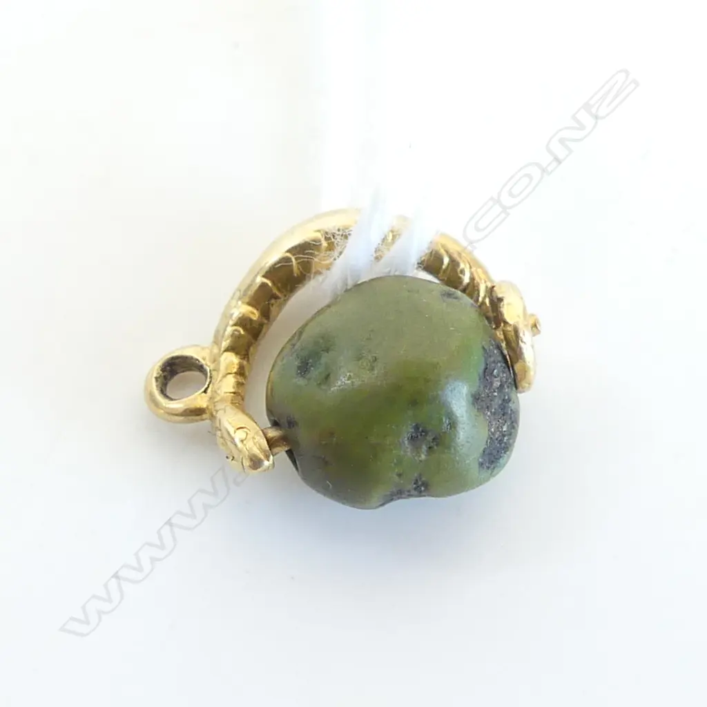 18CT YELLOW GOLD SNAKE PENDANT wrapped around a jade? pebble 'apple' Image 1++