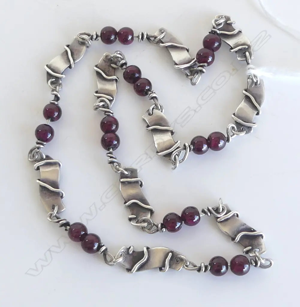 SML SILVER & BEAD (GARNETS?) HANDCRAFTED NECKLACE, MEXICAN?/SCANDINAVIAN? L. 400mm Image 1++