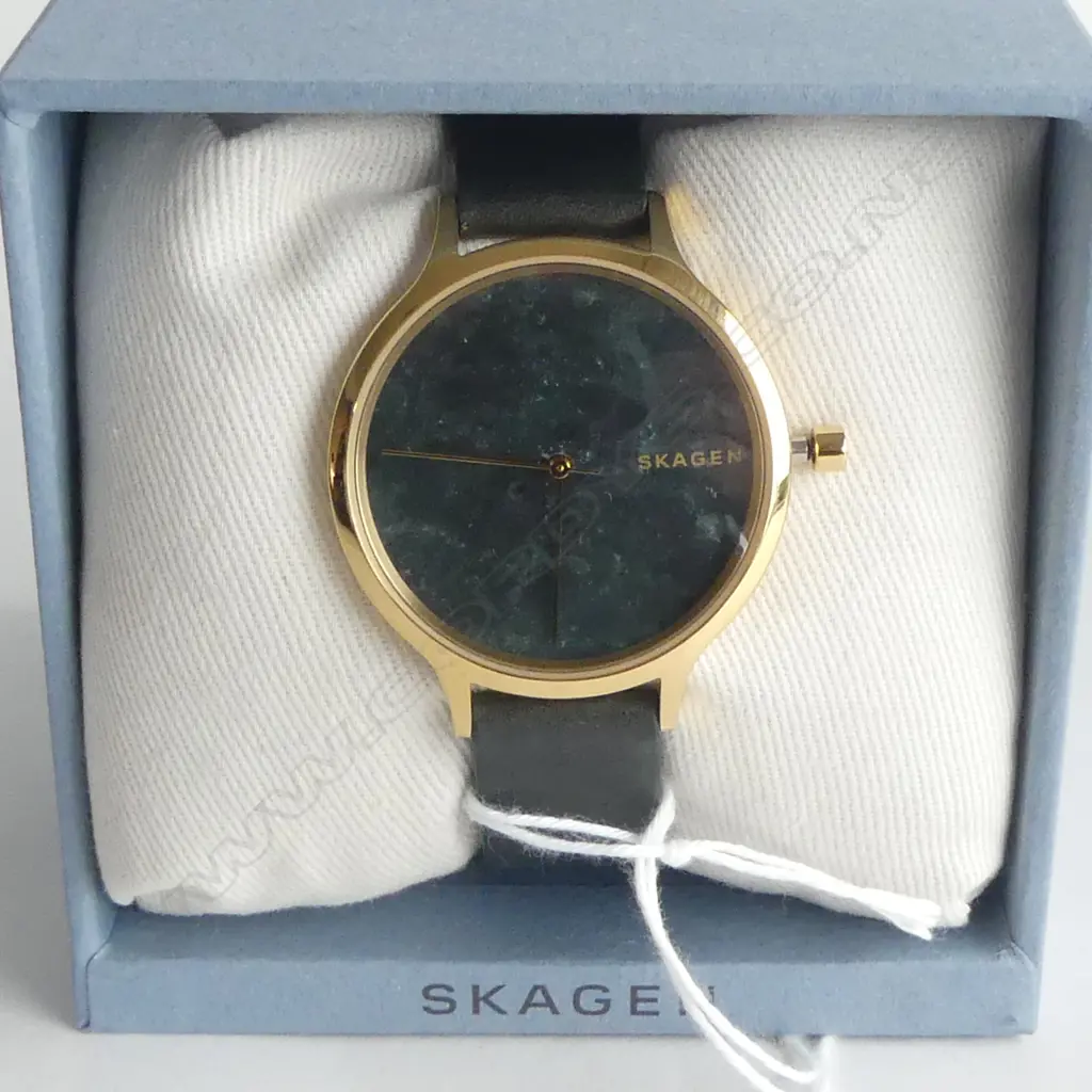 SKAGEN WRIST WATCH, BOXED & RUNNING  FAULTS TO CHANGING TIME & crown will not sit in. Image 1++