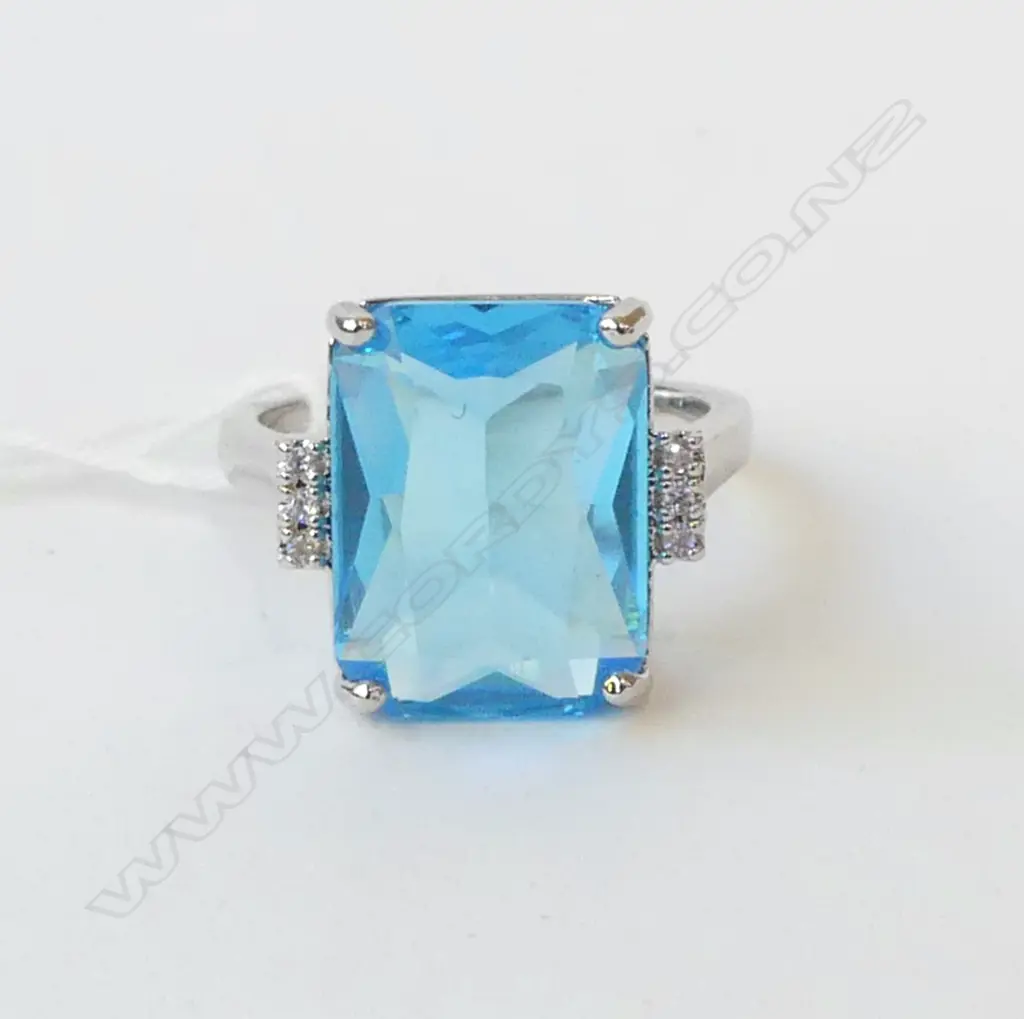 COSTUME BLUE STONE & DIAMANTE DRESS RING Image 1++