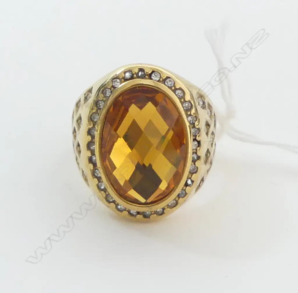 LRG 18ct GOLD PLATED RING w ORANGE STONE & SURROUND OF DIAMANTES Image 1++