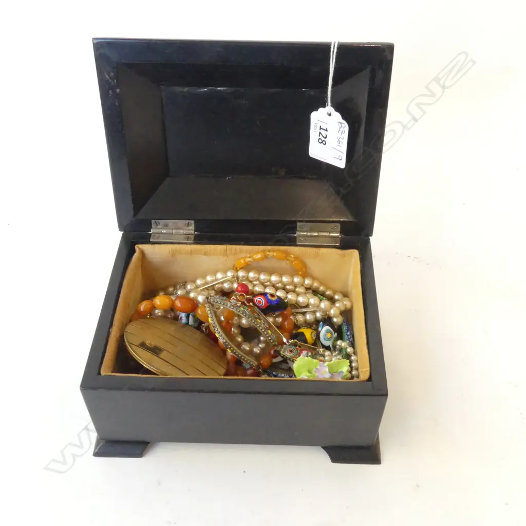 ASST. COSTUME JEWELLERY INCL. 2 AMBER NECKLACES (1 AF) IN WOODEN BOX Image 1++