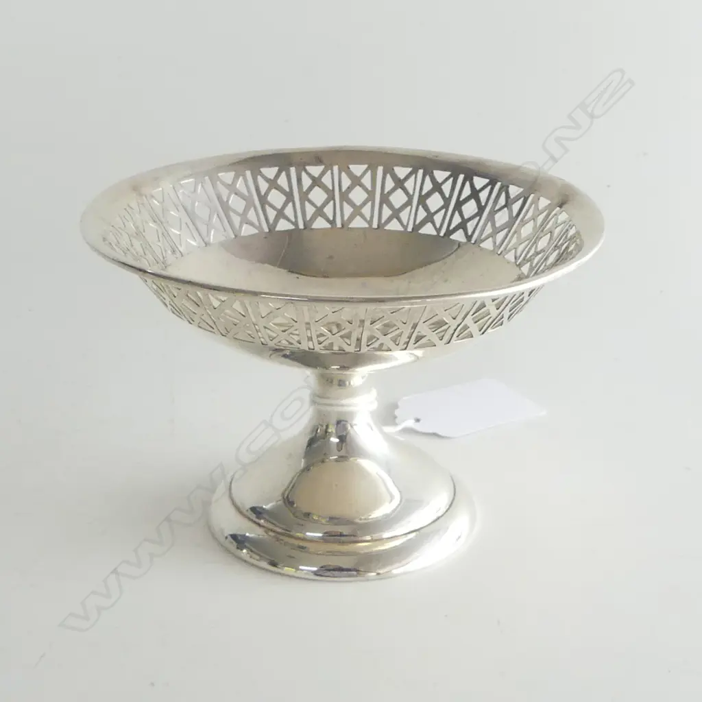 HALLMARKED STERLING SILVER FOOTED BONBON DISH: Birmingham 1927 48gms Image 1++