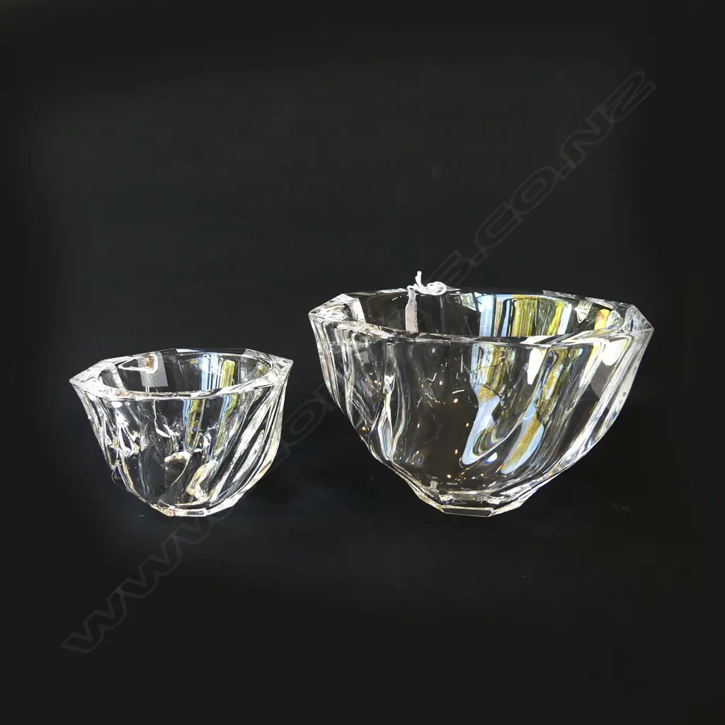 TWO LARGE ORREFORS GLASS BOWLS, DIA.125 & 190mm Image 1++