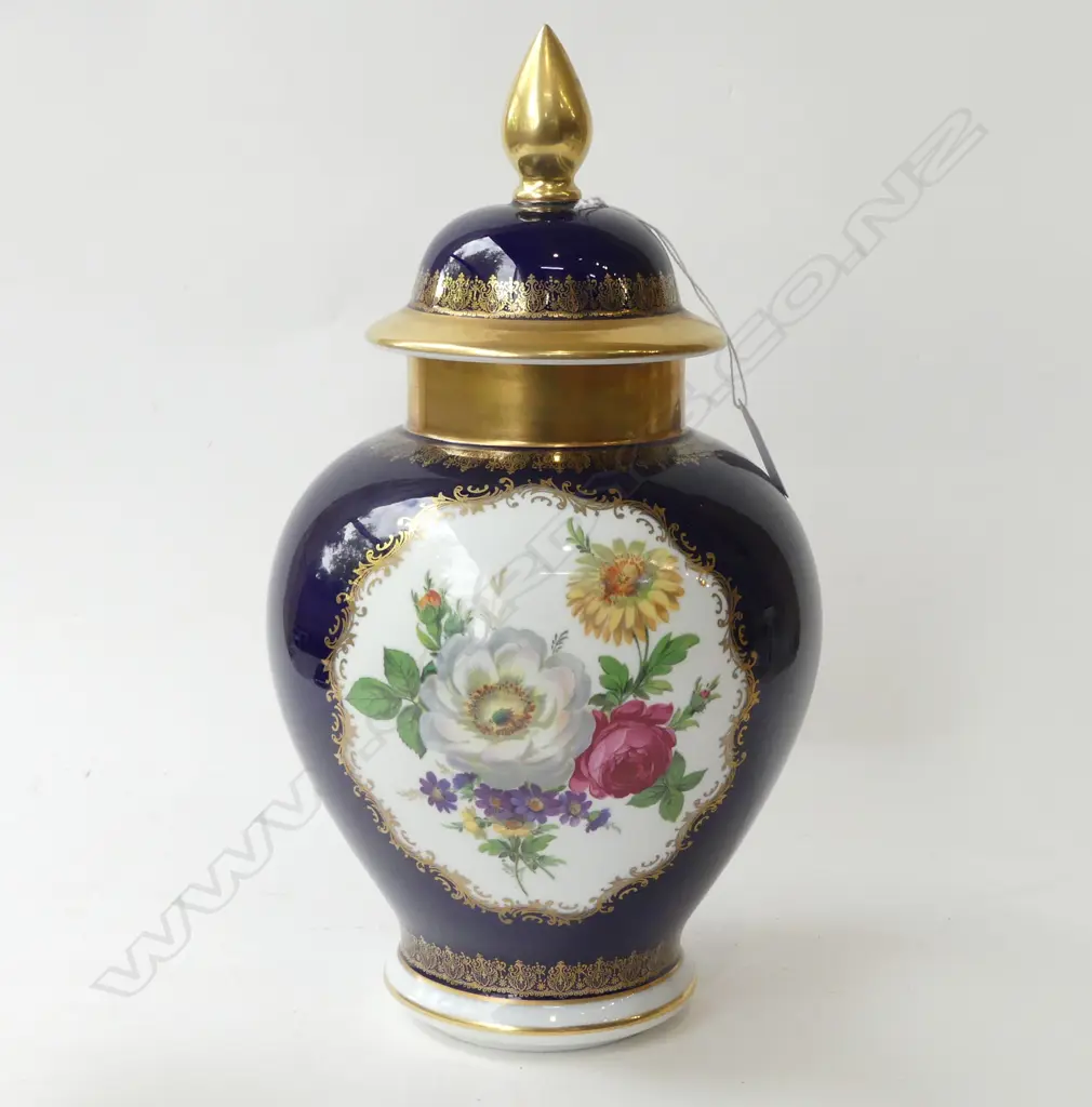 TALL ARZBERGS BLUE & WHITE FLORAL LIDDED VASE, H.350mm Image 1++