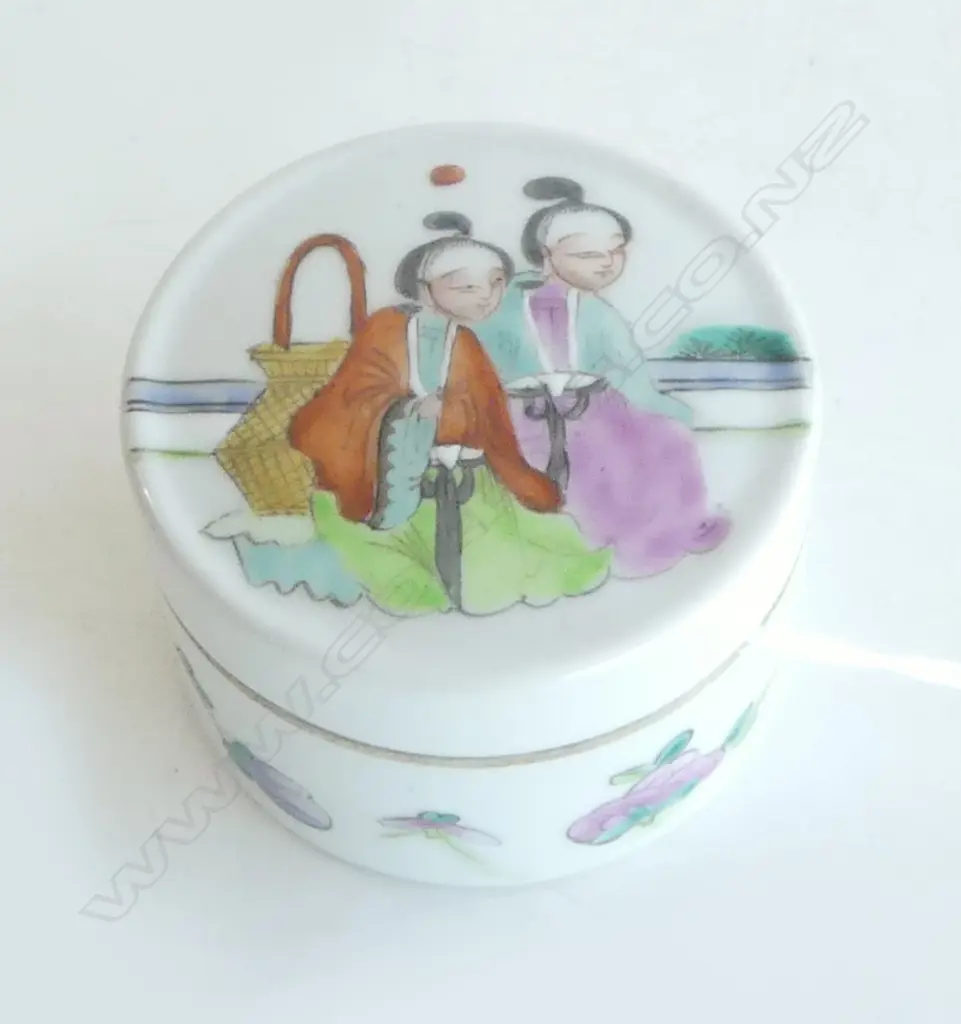 CHINESE FAMILLE ROSE SMALL LIDDED POWDER POT circular Dia.65mm Image 1++