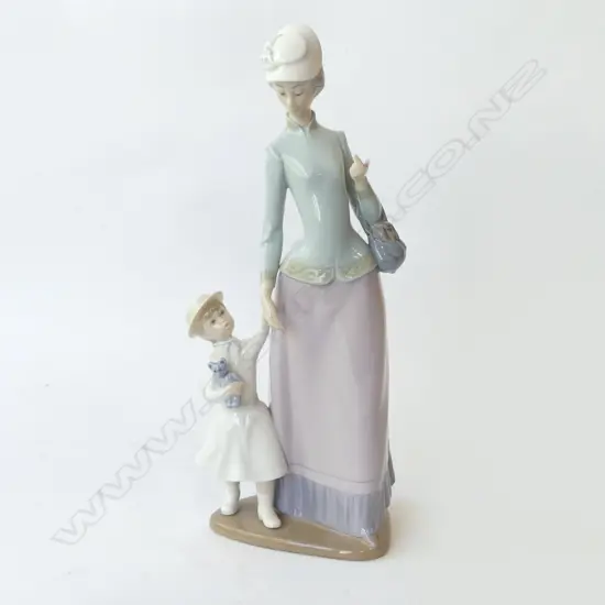 LLADRO CHINA FIGURE MOTHER & CHILD, H.360mm