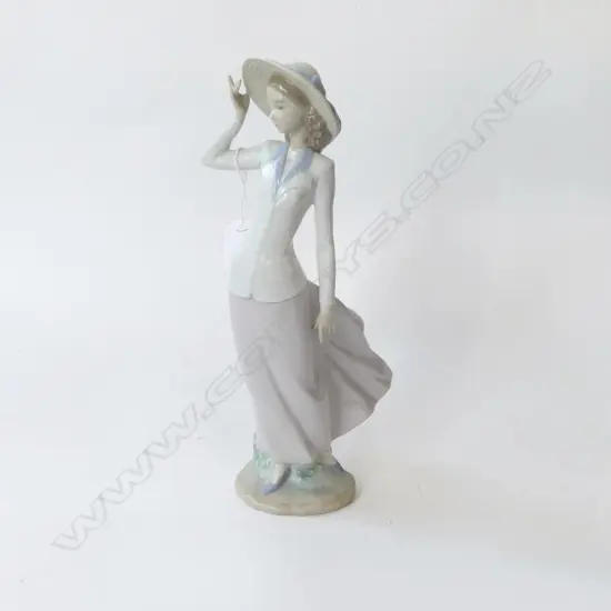 LLADRO FIGURINE GIRL IN BREEZE, H.310mm