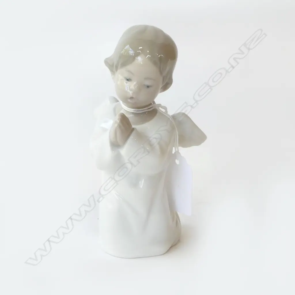LLADRO CHINA FIGURE ANGEL PLAYING, H.130mm Image 1++