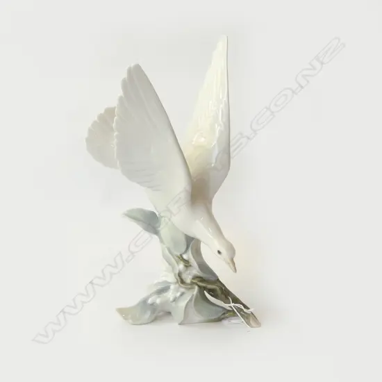 LLADRO CHINA FIGURE DOVE ON BRANCH, H.280mm