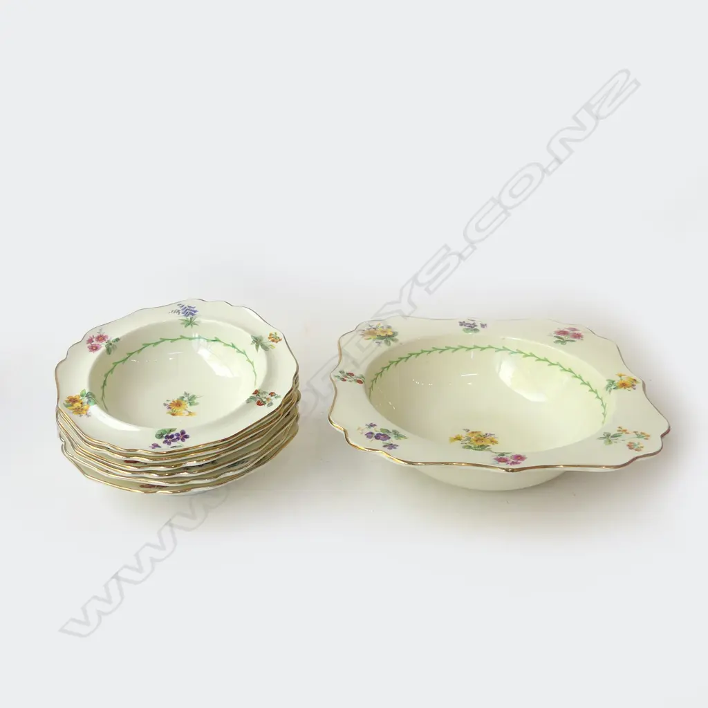 ROYAL DOULTON FLORAL DESSERT SET INCL. 6 BOWLS & SERVING BOWL,  L.170MM & L.240MM Image 1++