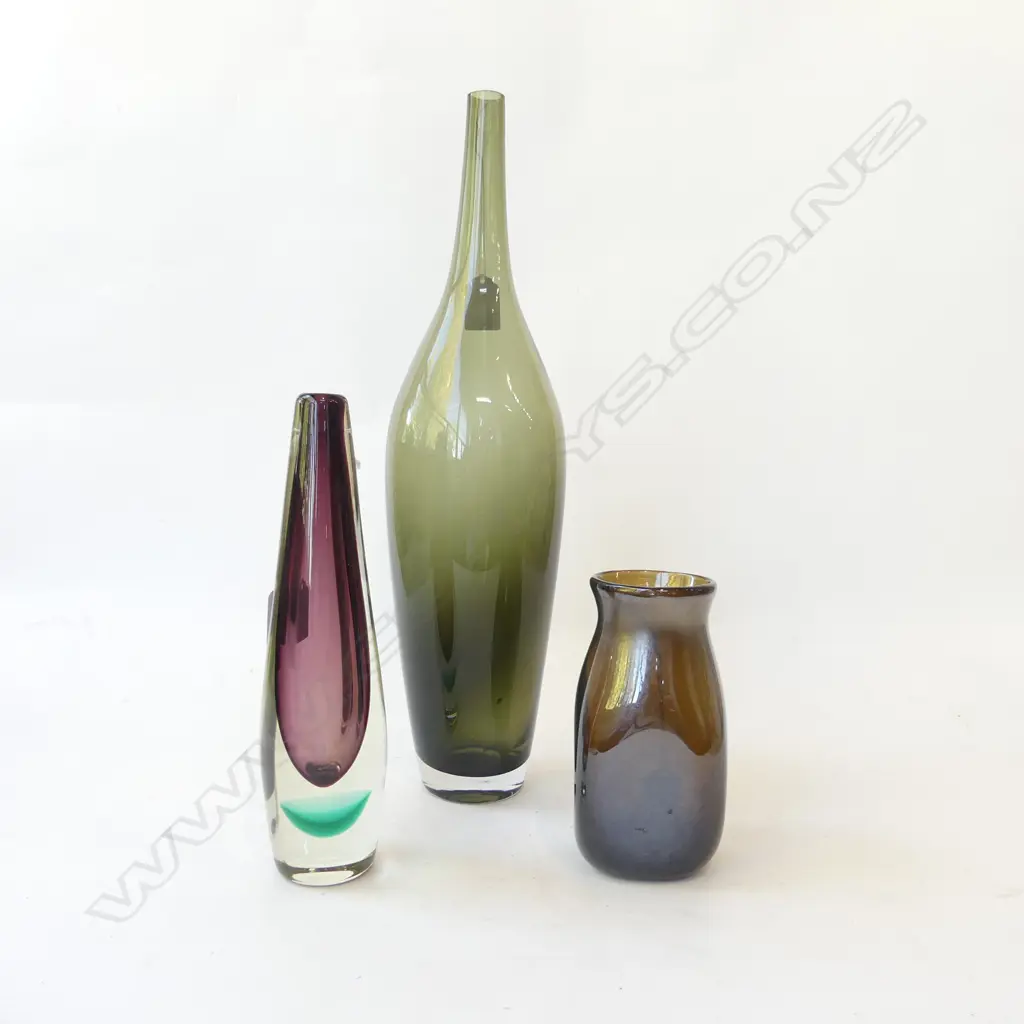 THREE RETRO STUDIO GLASS VASES, H.160-450mm Image 1++