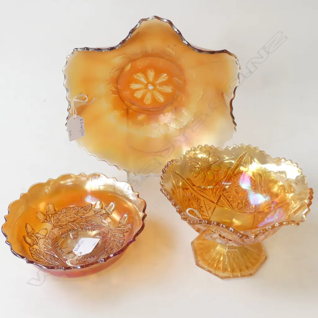 TWO CARNIVAL GLASS BOWLS (DIA. 260mm LARGEST) & COMPORT, DIA.170mm Image 1++