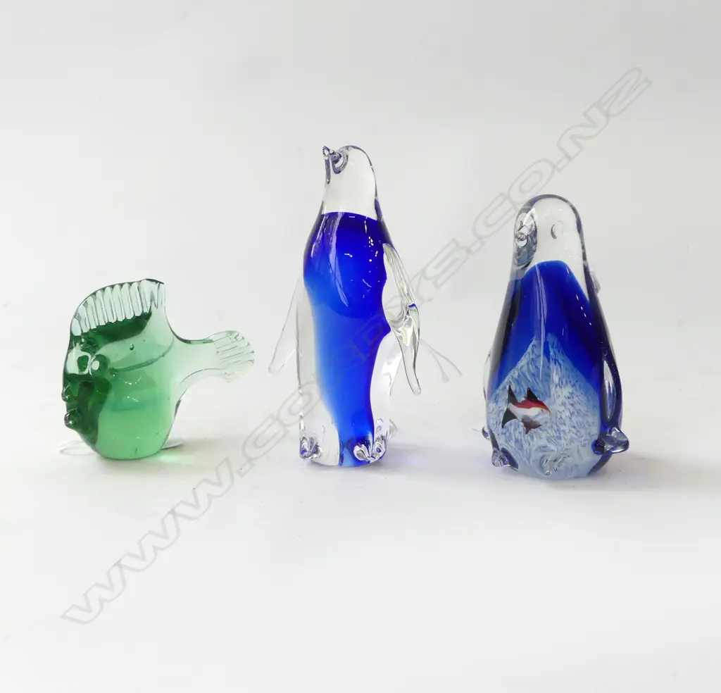 2 HAND BLOWNED COLORED GLASS PINGUINS, H.130mm & GLASS FISH, H.70mm Image 1++