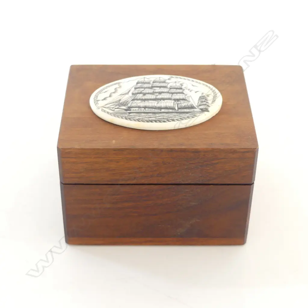 WOODEN BOX w SCRIMSHAW MEDALLION, WALRUS IVORY, HAWAIIAN CRAFTED, H.75 x W.110mm Image 1++