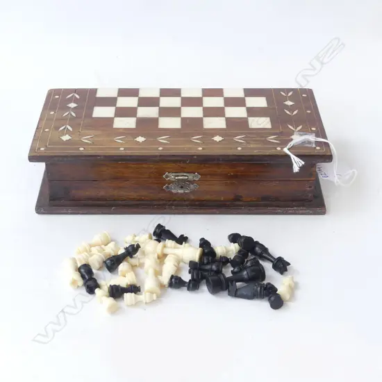 TRAVELLERS EASTERN INLAID IVORY CHESS BOX & CHESS SET, L.200mm