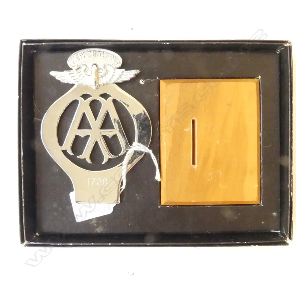 VINTAGE AA CAR BADGE LIMITED EDITON REPLICA IN ORGINAL BOX WITH MOUNT, L.122MM (BADGE) Image 1++