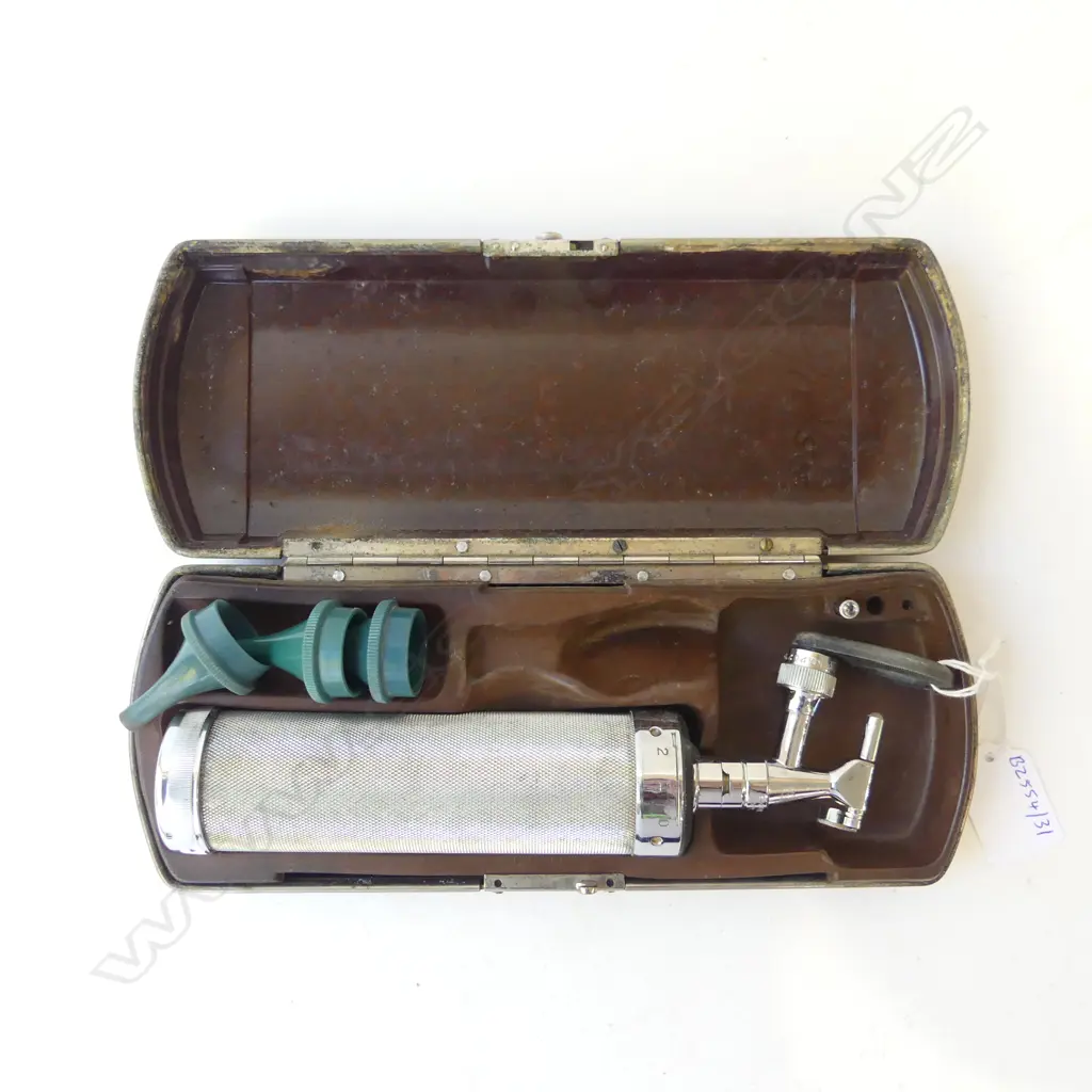 VINTAGE OPTHALMOSCOPE IN BAKELITE CASE, L.240MM Image 1++